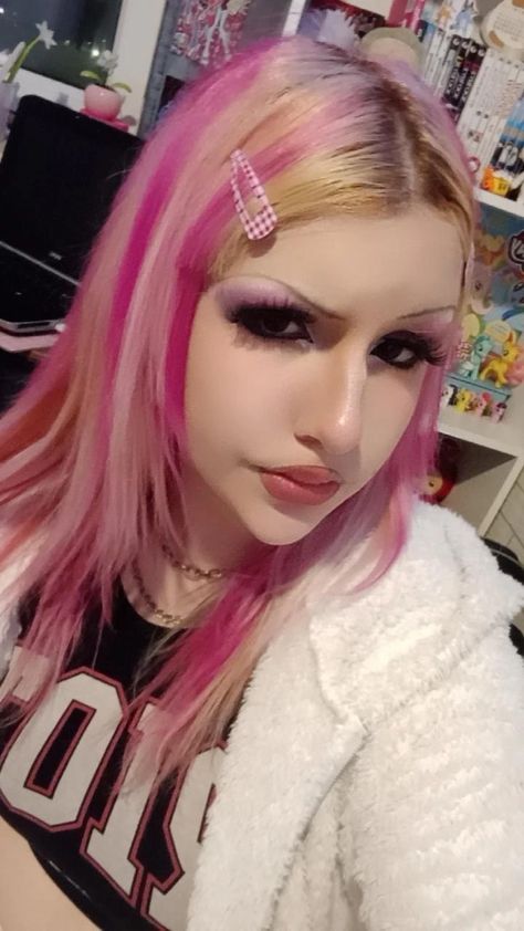 Pink Mcbling Makeup, Y2k Mcbling Makeup, Trashy Mcbling Makeup, Mc Bling Makeup, Y2k Makeup Pink, Trashy Y2k Makeup, Mcbling Makeup, Mcbling Pfp, Mcbling Style