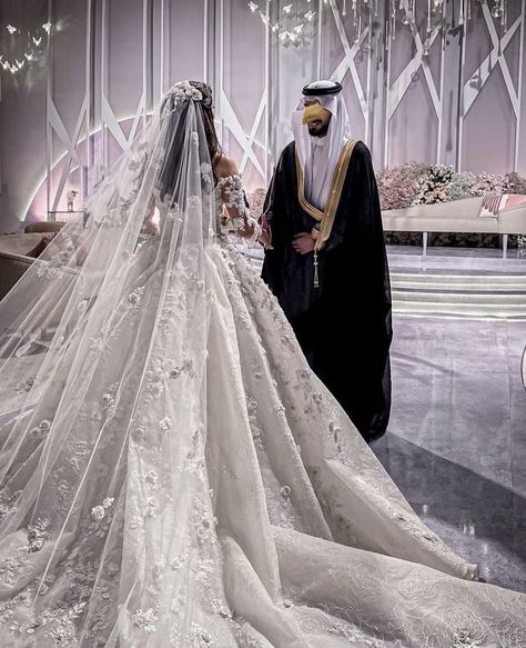 Arab Wedding Dress, Forever Aesthetic, Cathedral Length Wedding Dress, Wedding Dresses Muslim, Arabian Wedding, Arabic Wedding Dresses, Hijabi Brides, Muslim Brides, Height Difference