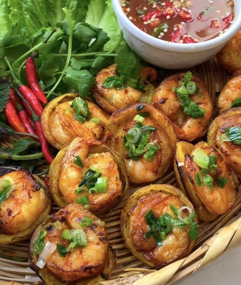 Savory Bánh Khot (Vietnamese Mini Pancakes with Shrimp) Bahn Khot Recipe, Banh Khot Recipe, Vietnamese Food Traditional, Mini Pancakes Recipe, Banh Khot, Fry Food, Lemongrass Chicken, Vietnamese Dishes, Vietnamese Street Food