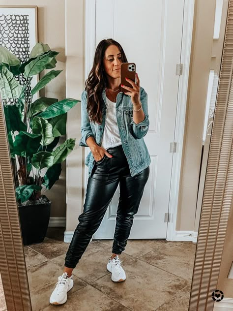 Shoes With Leather Joggers, How To Wear Faux Leather Joggers, How To Style Leather Joggers, Faux Leather Joggers Outfit, Leather Joggers Outfit, Jogger Outfit Casual, Womens Joggers Outfit, Faux Leather Pants Outfit, Faux Leather Joggers