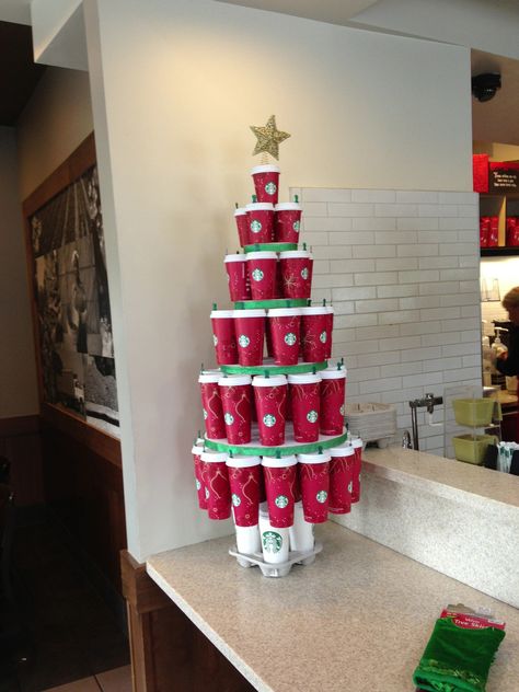 Árbol de Navidad ChristmasTree #NavidadStarbucks #Christmas #VasosRojos #RedCups #Starbucks #Cafe #Coffee Starbucks Tree Christmas, Christmas Decor Ideas For Cafe, Christmas Coffee Decor, Coffee Christmas Decor, Christmas Coffee Shop Decor, Cafeteria Christmas Decorations, Christmas Decor Coffee Shop, Christmas Decor For Cafe, Christmas Coffee Shop Decorations