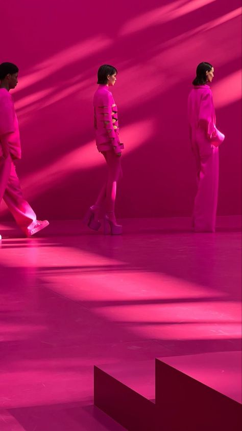 Pink Editorial Photoshoot, Fushia Aesthetic, Pink Runway Fashion, Monochromatic Photoshoot, Fashion Show Aesthetic, Pink Editorial, Pink Fashion Show, Valentino 2022, Pink Runway