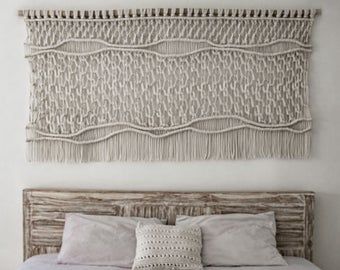 Fiber Art combining Macrame and Weaving Techniques par RanranDesign Minimal Headboard, Headboard Modern, Bohemian Bedrooms, Art Macramé, Bedroom Makeovers, Pretty Houses, Macrame Headboard, Feather Diy, Macrame Tapestry