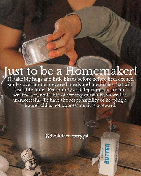 Black Homemaker Aesthetic, Homemaker Aesthetic Clothing, Traditional Wife Quotes, Traditional Homemaker Aesthetic, Christian Homemaking Aesthetic, Christian Homesteading, Traditional Womanhood, Traditional Wife Aesthetic, House Wife Aesthetic