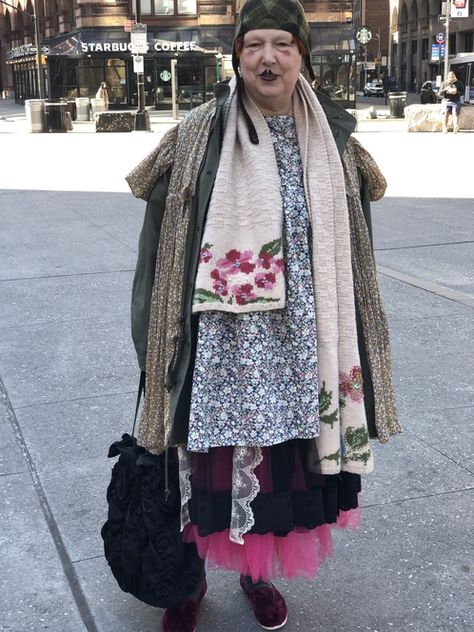 New York Style Icon: Lynn Yeager in Person Lynn Yeager, Lynn Yaeger, Instagram Face, Eccentric Style, Easy Jewelry, New York Style, Please Follow Me, Boho Vintage, Vintage Boho