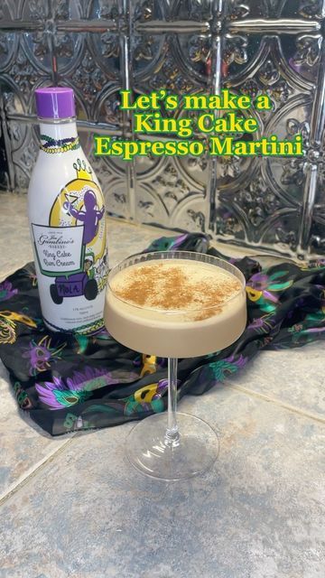 Brooke eats her way thru Nola on Instagram: "I’m kicking off carnival season with a king cake espresso martini💜💚💛 This cocktail uses @gambinoskingcakerumcream to put a festive twist on my favorite cocktail: the espresso martini. How are you celebrating Carnival today? #EatingThruNola #carnival #carnivalseason #mardigras #kingcake #kingcakeseason #nola #neworleans #wheretoeatneworleans #wheretoeatnola" King Cake Martini, King Cake Cocktail, Cake Martini, Rum Cream, King Cake, Espresso Martini, A King, Mardi Gras, Martini