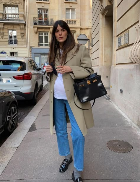 How To Wear A Trench Coat Like a Parisian Bump Street Style, Parisian Style Pregnant, Monikh Dale Pregnant, Pregnant French Style, French Postpartum Style, Leia Sfez Pregnant Style, 2nd Trimester Work Outfits, Parisian Maternity Style, Holiday Pregnancy Outfits