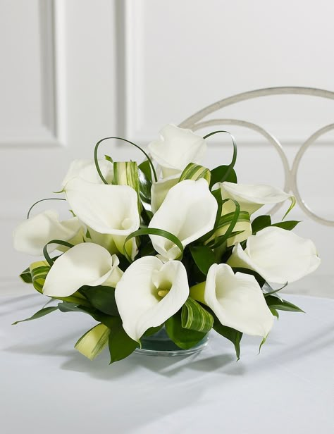 Calla Lillies Centerpieces, Calla Lily Centerpieces, Lily Centerpieces, White Calla Lilies, Flowers Wine, Calla Lily Wedding, Lily Wedding, Flower Arrangements Simple, Modern Flower Arrangements