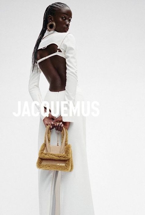 Jacquemus Campaign Editorial, Jacquemus Editorial Fashion Photography, Bag Editorial Photography Studio, Modeling Bags Pose, Model Bag Pose, Photoshoot Bags Ideas, Jacquemus Photoshoot, Purse Editorial, Jacquemus Editorial