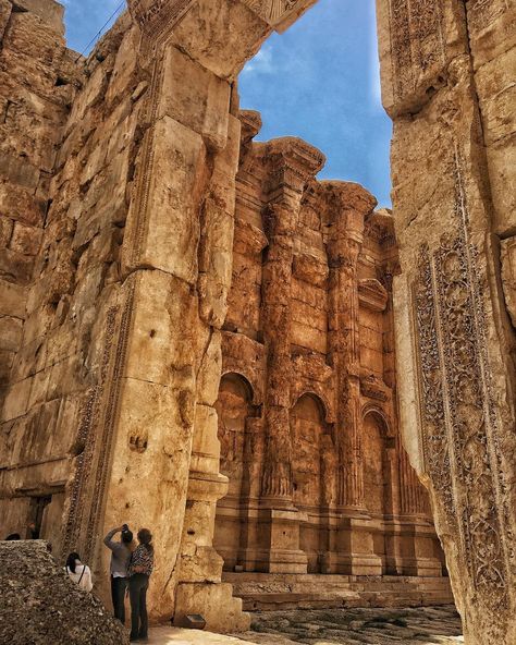 Balbek Lebanon, Omar Khorshid, Lebanon Architecture, Baalbek Lebanon, Types Of Architecture, Asian Architecture, Marble Columns, Beirut Lebanon, Beach Stones