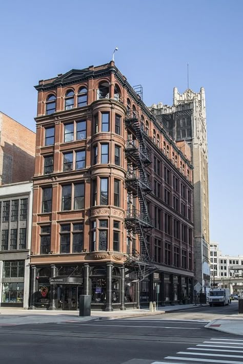 Historic Apartment Building, New York Apartment Exterior, Apartment Complex Aesthetic, Bloxburg New York City, New York Bloxburg, Apartments Bloxburg, Bloxburg New York, Apartment Complex Exterior, Ny Buildings