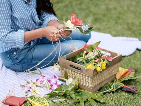 Lei Making Station, How To Make Flower Lei, How To Make A Haku Lei, Haku Lei Diy, Make A Lei, Haku Leis, Hawaiian Flower Crown, Baby Hairstyle, Haku Lei