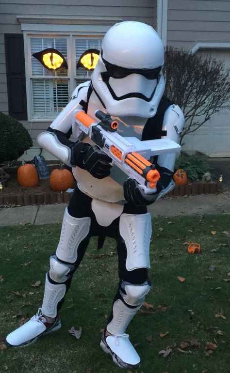 Storm Trooper Costume by Matt and Mom Shin guards, a plastic coke bottle, white spray paint, foamy contact paper and a karate chest pad. Storm Trooper Diy Costume, Diy Storm Trooper Costume, Storm Trooper Costume Kids, Storm Trooper Halloween Costume, Vans Party, Mens Halloween Costumes Diy, Armor Diy, Stormtrooper Armor, Stormtrooper Costume