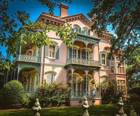 New Orleans Colonial House, New Orleans Victorian House, Houses In New Orleans, New Orleans Garden District Mansions, New Orleans Luxury Home, Sims 4 Louisiana House, American Townhouse New Orleans, New Orleans House Aesthetic, New Orleans Aesthetic House