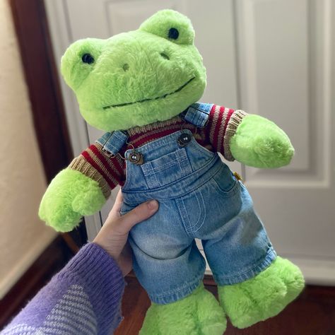 Stuffed Animal Outfits, Spring Frog Build A Bear, Spring Green Frog Build A Bear Aesthetic, Build A Bear Frog Aesthetic Outfits, Bab Frog Outfits, Build A Bear Aesthetic Outfit, Build A Bear Outfit Ideas, Frog Outfit Ideas, Frog Plushie Aesthetic