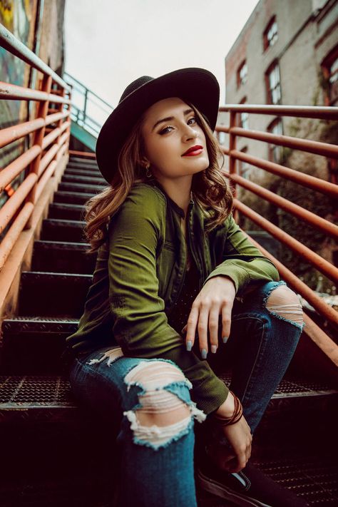 Urban Photoshoot Ideas, Rustic Photoshoot, Lifestyle Photography Women, Street Photography Model, Urban Photography Portrait, Women Cave, Female Portrait Poses, Street Photography Portrait, Outdoor Portrait Photography