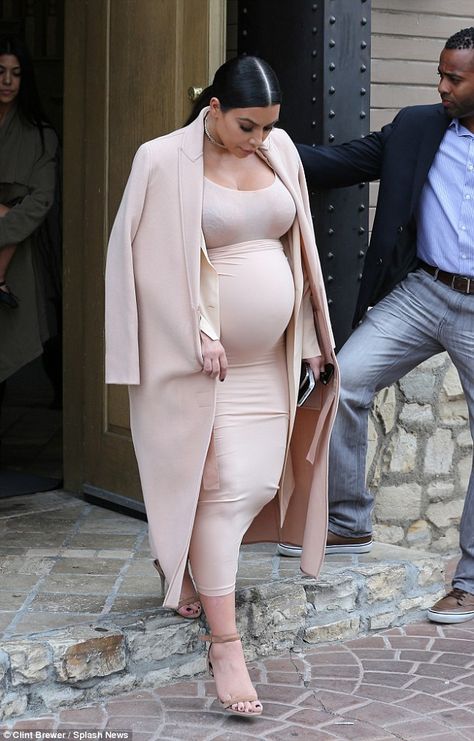 Kardashian Casual Outfit, Estilo Kim Kardashian, Elegant Maternity Dresses, Summer Pregnancy Outfits, Winter Maternity Outfits, Cute Maternity Dresses, Trendy Maternity Outfits, Kim Kardashian Outfits, Preggo Fashion