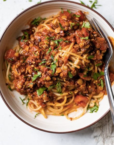 High Protein Vegetarian Meals — entil Bolognese #purewow #purewowfood #food #cooking #vegetarian #protein #highprotein #dinner #lunch Protein Veggie Meals, Low Carb Curry, Vegetarian Protein Recipes, Vegetarian High Protein, Cook Spaghetti Squash, Homemade Veggie Burgers, Lentil Bolognese, High Protein Dinner, High Protein Vegetarian Recipes