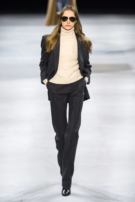 Paris Fashion Week: 10 standout pieces from Hedi Slimane's Celine show | Vogue France Elegant Work Outfits, Seventies Fashion, Hedi Slimane, Retro Mode, 가을 패션, Fashion Show Collection, Retro Stil, Ladies Tops Fashion, Paris Fashion