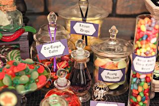 Potions Labels, Harry Potter Sleepover, Harry Potter Sweets, Honeydukes Candy, Harry Potter Desserts, Harry Potter Snacks, Harry Potter Candy, Cauldron Cake, Harry Potter Halloween Party