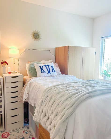 Long awaited dorm reveal (and special moments from my first week at college!) #happyfdoc 📚🌷🌞 Navy Dorm, Bama Dorm, College Dorm Aesthetic, Dorm Layout, Dorm Decor College, Dorm Aesthetic, Belmont University, University Dorms, College Dorm Desk