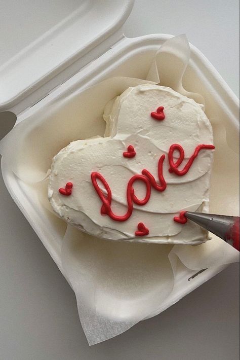 Air Fryer Christmas, Mini Cheesecake Pan, Heart Baking, Cake Decoration Ideas, Cake Heart, Heart Shaped Cake, Cheesecake Pan, Pinterest Cake, 2 Cake