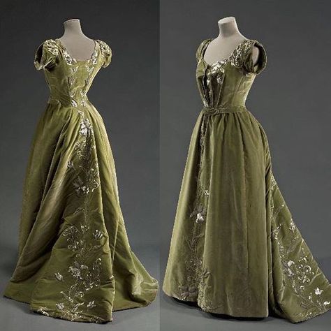 Evening dress, ca. 1897 Musee Galliera 💚💚💚 1890s Fashion, 1800s Fashion, 파티 드레스, 19th Century Fashion, Victorian Clothing, Antique Dress, Printed Dresses, Vintage Gowns, Vestidos Vintage