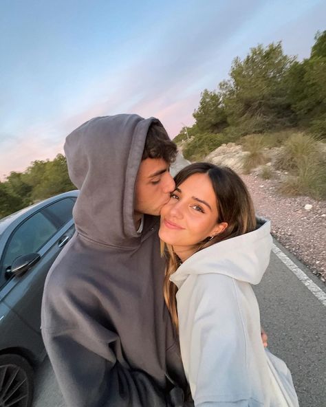 Pose With Boyfriend, Bf Photos Ideas, Parejas Aesthetic, Couple Selfies, Teenage Love, Teen Love, Cute Relationship Photos, The Love Club, Cute Couples Photos