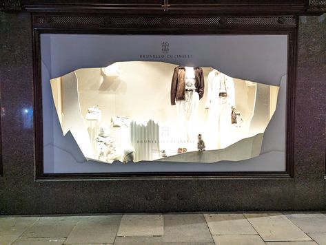 Who says your Large Format Print needs to have a set shape?🤔 We worked with @brunellocucinelli_brand to produce this eyecatching window for their seasonal display and the results speak for themselves!👀 🤝 #largeformatprinting #christmasdisplay #vm #largeformatprinting Display Visual Merchandising, Fashion Window Display, Christmas Windows, Visual Merchandising Displays, Store Window Displays, Window Display Design, Retail Windows, Store Windows, Store Window