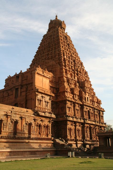 Thanjai Periya Kovil Wallpaper, Tamil Architecture, Tanjore Temple, Brihadeshwara Temple, Indian Castle, Hindu Architecture, Chola Temples, Temple India, Indian Temple Architecture