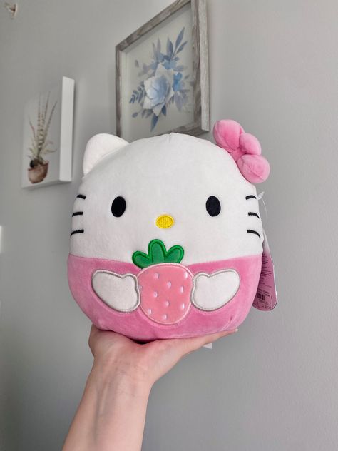 Kitty Squishmallows, Market Day Ideas, Walpaper Hello Kitty, Hello Kitty Makeup, Cute Squishies, Hello Kitty Themes, Kitty Plush, Girly Aesthetic, Cute Food Drawings