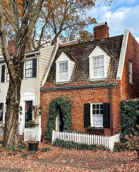 I feel like this could have been in the movie The Holiday. Cute find by @maginnyc | Instagram Cute Townhouse, Uk Core, The Holiday Movie, English Houses, Small Cottages, Brick Home, Cute House, Girl House, November 11