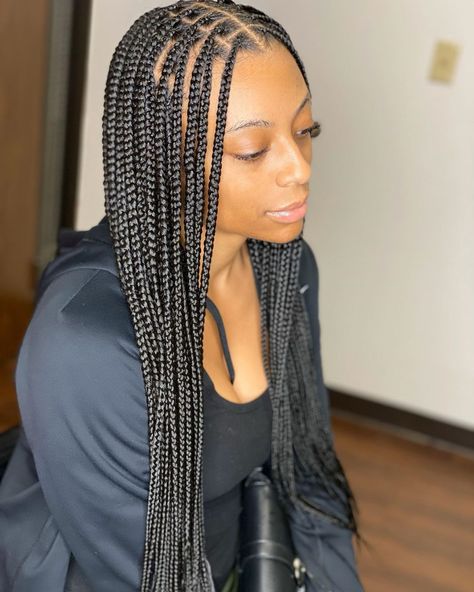 HOUSTON BRAIDER on Instagram: “Medium knotless braids waist length 🔴Click the link in my bio to book your appointment 🔴 • • • • • • • • #houstonbraids #houstonbraider…” Knotless Braids Length Chart, Medium Knotless Braids, Curly Braided Hairstyles, Braids Medium, Medium Knotless, Medium Hair Braids, Goddess Braids Hairstyles, Box Braids Styling, Braids With Curls