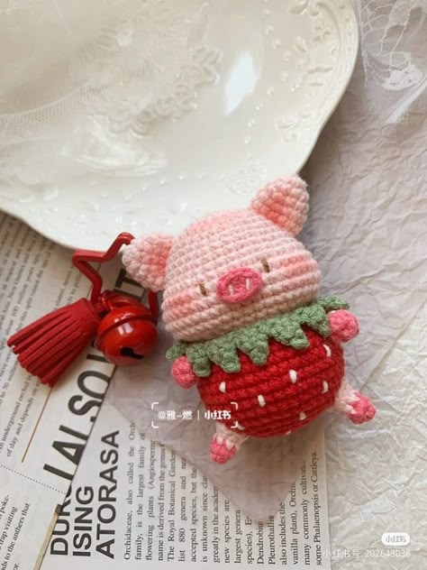 Crochet Pig, Crochet Fairy, Pola Amigurumi, Crochet Keychain Pattern, Kawaii Crochet, Crochet Design Pattern, Beginner Crochet Projects, Fun Crochet Projects, Crochet Keychain