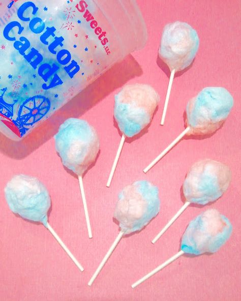 {VIDEO} Mini Cotton Candy Lollipops - The Lindsay Ann Cotton Candy Lollipops, Cotton Candy Crafts, Unicorn Favors, Diy Cotton Candy, Mini Cotton Candy, Cotton Candy Sticks, Cotton Candy Recipe, Cotton Candy Favors, Cotton Candy Cupcakes