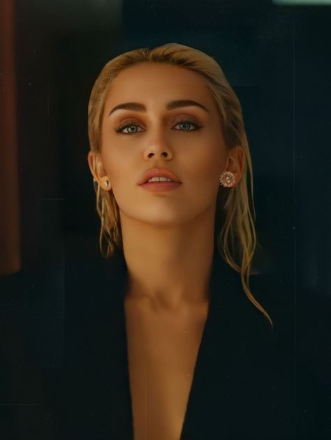 Miles Cyrus Flowers, Miley Cyrus Flowers Music Video, Miley Cyrus 2023, Miley Cyrus Aesthetic, Flowers Miley Cyrus, Miley Cyrus Flowers, Daring Makeup, Miley Cyrus Hair, Miley Cyrus Fan