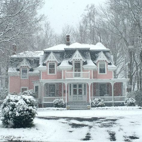 Pink Victorian House, Pink Victorian, Casas Coloniales, Pink House, Victorian Architecture, Cute House, Barbie Dream House, Pink Houses, House Goals