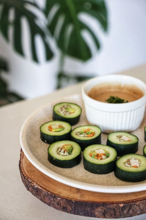 These vegan cucumber sushi rolls are a great easy, fresh snack or lunch! Fun to make and even more fun to eat! Vegan Cucumber, Cucumber Sushi Rolls, Peanut Satay Sauce, Cucumber Sushi, Cucumber Rolls, Fresh Snacks, Grilled Tofu, Vegan Sushi, Homemade Sushi