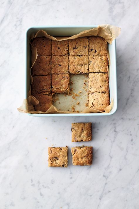 Jamie Oliver on Twitter: "Buddy's Flapjack Biscuits from #QuickAndEasyFood. A great weekend bake. Here's your shopping list: 100g unsalted butter 100g mixed dried fruit & nuts 100g porridge oats 100g self-raising flour 100g golden syrup Grab your copy here: https://t.co/aEUAnspnCZ https://t.co/Fm4WbBABT1" / Twitter Fruit Nutrition, Dried Fruit Mix, Jamie Oliver Recipes, Golden Syrup, Köstliche Desserts, Oats Recipes, Baking Tins, Jamie Oliver, Vegetarian Chocolate