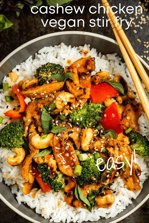 A simple vegan stir fry, made with soy curls, veggies and a spicy sweet stir-fry sauce. Only 30 minutes and one skillet to make this healthy veggie meal for your family. Easy, gluten-free, vegan dinner idea. Stir Fry Vegetarian, Vegan Chicken Stir Fry, Vegan Wok Recipes, Healthy Vegan Stir Fry, Vegetarian Stir Fry Recipe, Soy Curl Recipes, Vegan Stir Fry Recipe, Stir Fry Veggies, Vegan Stir Fry Sauce