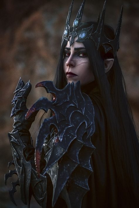 Melkor (female vesion) cosplay by Enot  This armor was desinged and made by myself!  Follow me: www.instagram.com/nika_enot http://enotart.deviantart.com/ Female Sauron, Melkor Morgoth, Witch King Of Angmar, Alien Predator, Elf Cosplay, Evil World, Fantasy Armor, Dark Lord, Game Inspiration