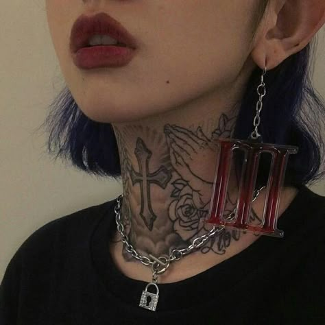 imagem descoberto por K Y L I E. Descubra (e salve!) suas próprias imagens e vídeos no We Heart It Tattoo Girl Aesthetic, Girl Neck Tattoos, Throat Tattoo, Neck Tattoos Women, Inspiration Tattoos, Level 7, Incredible Tattoos, Tattoo Girl, Aesthetic Tattoo