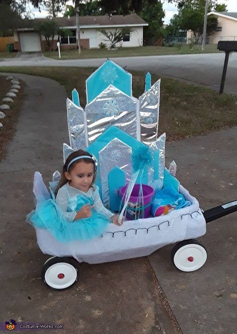 Frozen Wagon Halloween, Frozen Sleigh Wagon Diy, Halloween Wagon, Wagon Floats, Elsa Halloween, Costume Last Minute, Last Minute Costume Ideas, Elsa Halloween Costume, Frozen Halloween