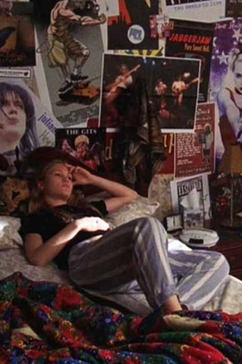 The best TV and movie bedrooms: Kat Stratford's teenage angst-filled room in 10 Things I Hate About You Sala Grunge, Movie Bedroom, Grunge Bedroom, Zack Morris, Julia Stiles, 10 Things I Hate About You, Dekorasi Kamar Tidur, Grunge Room, Film Tv