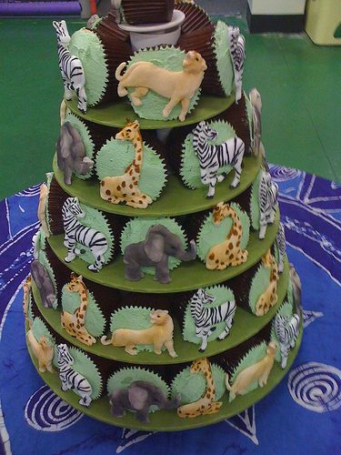 Never thought to display cupcakes sideways before....African cupcake tower by Sandra (socake), via Flickr Zoo Animal Cupcakes, Cake Tower, Baby Shower Safari Theme, Eat Cupcakes, Animal Cupcakes, Cupcake Art, Cupcake Tower, Cupcake Designs, Cute Cupcakes