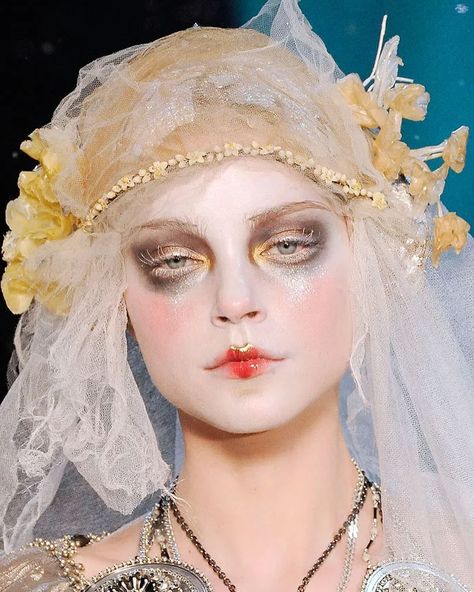 John Galliano Fall Winter 2009 makeup looks by @patmcgrathreal ❄️ – #johngalliano #galliano #mmcouture #maisonmargiela #margiela #gallianoformargiela #patmcgrath #patmcgrathmakeup #coolmakeup #runwaymakeup #runway #fashion #highfashion #designer #avantgardemakeup #avantgarde #avantgardefashion #artisticmakeup #mua #fashionmua Galliano Dior Makeup, Alexander Mcqueen Runway Makeup, Editorial Runway Makeup, John Galliano Maison Margiela 2024, John Galliano Maison Margiela, Margiela Makeup, John Galliano Makeup, Patmcgrathreal Makeup, Galliano Margiela