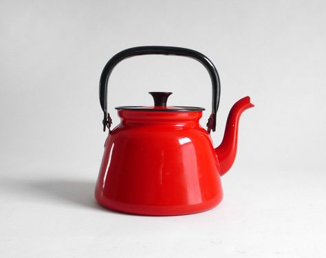 Izakaya Design, Green Iced Tea, Vintage Teapots, Red Teapot, Crockery Design, Life Drawing Reference, Enamel Teapot, Vintage Enamelware, Red Kitchen