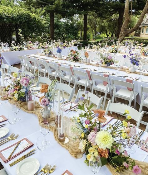 Chiffon Runner Wedding Table, Communal Wedding Table, Wild Flower Round Table, Simple Wildflower Table Setting, Wild Flower Garland, Garden Wedding Backdrop Ideas, Wildflower Rustic Wedding Theme, Indoor Wildflower Wedding, Whimsical Wedding Table Setting