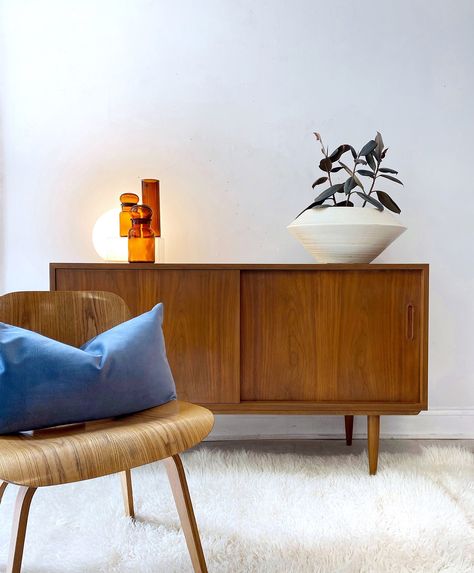 Loving this setup… perfect teak credenza in both size and style new in store this weekend! DM for details or drop by for a look! We ship nationally and deliver locally. Mint Home 4949 N Damen Ave Chicago, Il 60625 Mint Home Hours: Thursday - Friday 1 - 6 Saturday - Sunday 11 - 6 minthomechicago.com #mcm #midcentury #modcenturymodern #vintagehome #vintagestore #chicago #chicagovintage #homedecor #vintagehomedecor #vintagedresser #teak #teakcredenza Teak Credenza, Vintage Dressers, Vintage Store, Credenza, Vintage Home Decor, Vintage House, Teak, Mid Century, Home Decor