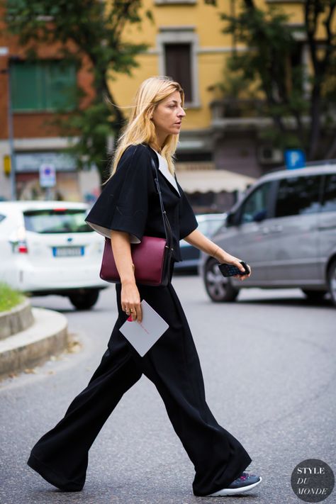 Ada Kokosar before Giorgio Armani fashion show. Milan Fashion Week SS 2016 Ada Kokosar, Fashion Show Backstage, Street Style 2016, Fashion Week Outfit, Reportage Photography, Best Casual Outfits, Black White Outfit, Model Street Style, Wideleg Pants